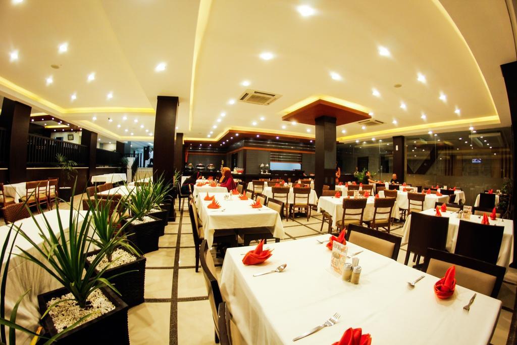 Alpha Hotel Pekanbaru Eksteriør bilde