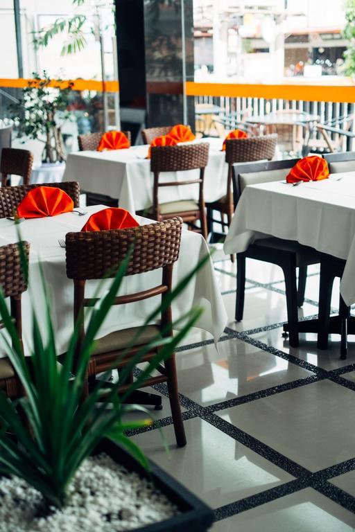 Alpha Hotel Pekanbaru Eksteriør bilde