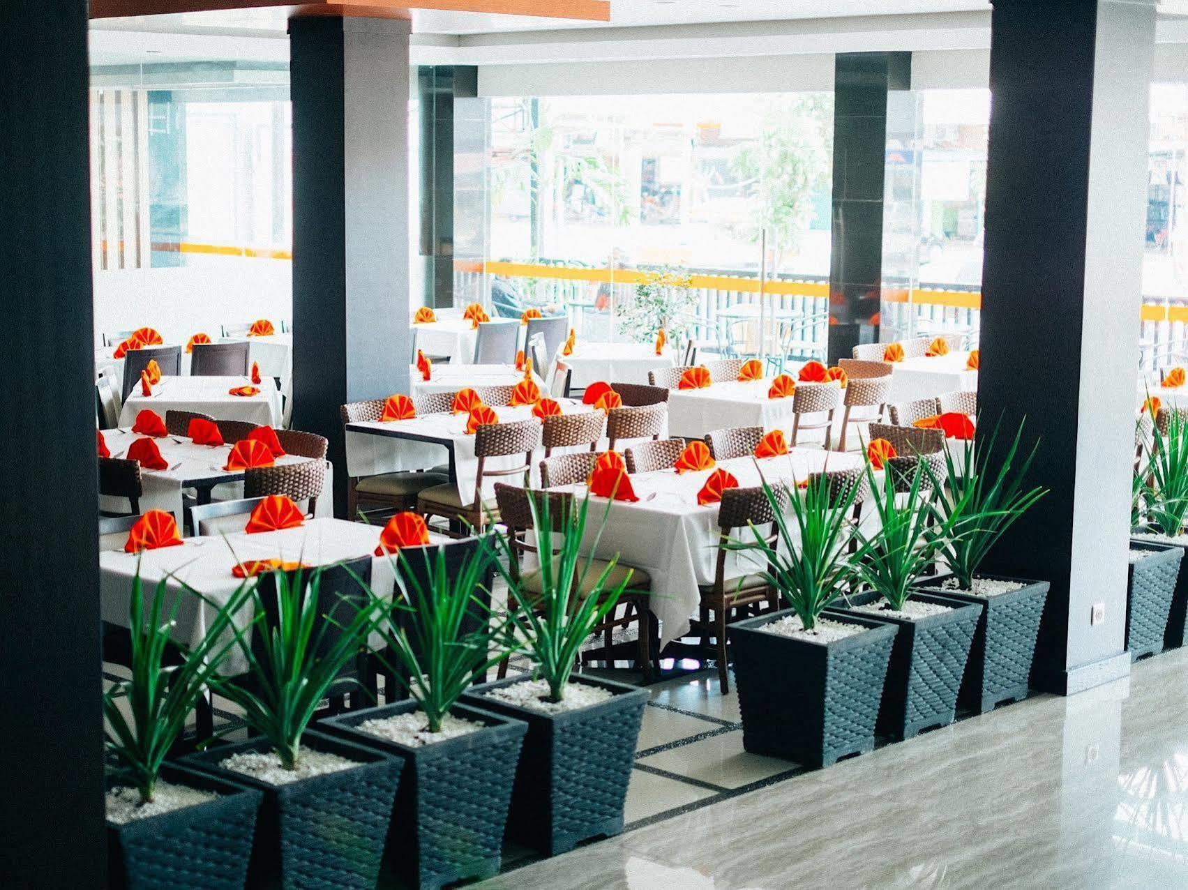 Alpha Hotel Pekanbaru Eksteriør bilde